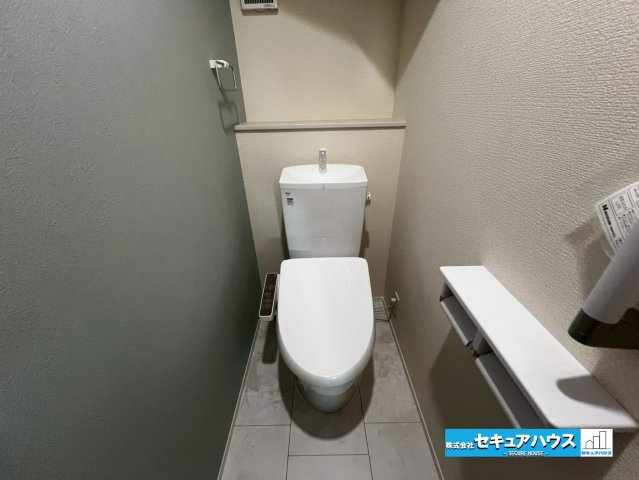【今からご案内可能】知多市八幡字堀切 全３棟のトイレ|【高機能トイレ】
◆高機能トイレの多くは便器のフタの開閉が自動であり、使用後に手動で水を流す面倒もなく非常に便利です。スタイリッシュな見た目で、お掃除しやすく、節水効果が高いです。
