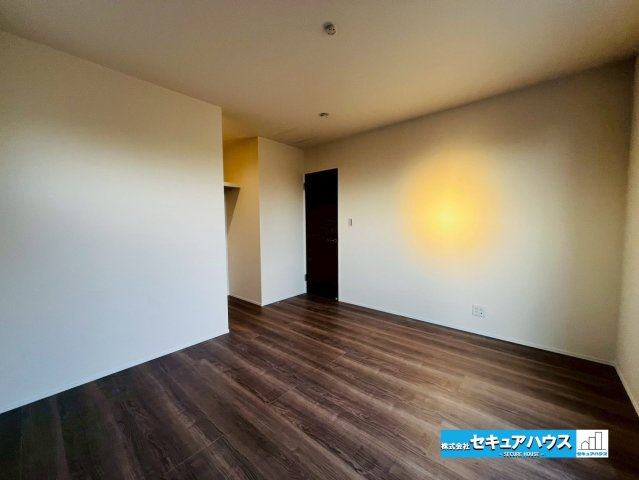 【今からご案内可能】知多市八幡字堀切 全３棟の洋室|【洋室】
◆広々とした居住空間は日々の暮らしを彩り、心のやすらぎと満足感を与えてくれます。通風と採光を考慮した設計は子供たちはのびのび育ち、家族でくつろぎと団らんを生み出します。