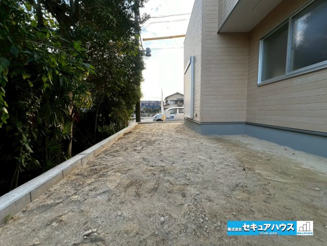 【今からご案内可能】知多市八幡字堀切 全３棟の庭|【庭】
◆庭付きの物件です。芝生を敷いたり、ガーデニングスペースとして利用できます。