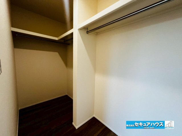 【今からご案内可能】知多市八幡字堀切 全３棟の収納|【ウォークインクローゼット】
◆お洋服はもちろん、キャリーバッグやゴルフバッグも収納できます。