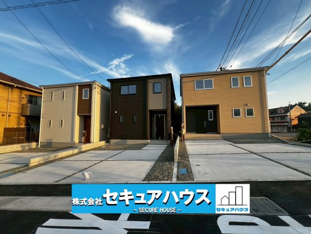 【今からご案内可能】知多市八幡字堀切 全３棟の外観|■現地外観写真
駐車並列2台可能！オプション工事でカーポート設置などいかがでしょうか。その他にも、フェンスなどの「オプション工事」もご提案いたします♪