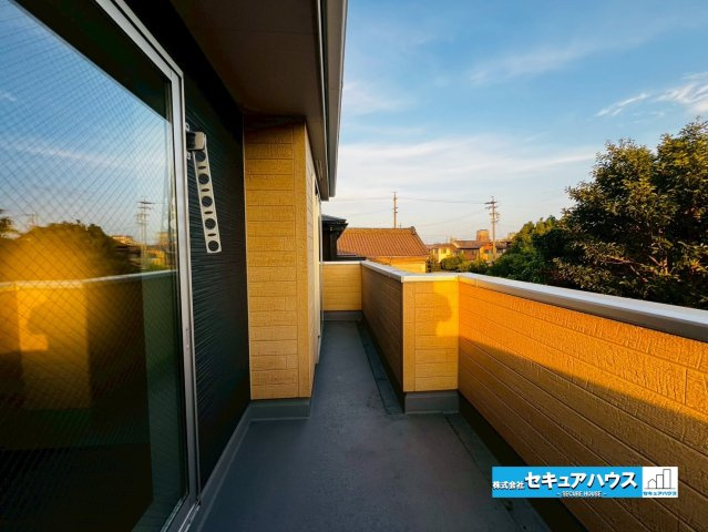 【今からご案内可能】知多市八幡字堀切 全３棟のバルコニー|【バルコニー】
◆見晴らしもよく、太陽の温かな温もりをめいっぱい受け止めてくれます。
太陽の光と爽やかな風を受けたお洗濯物はあっという間に乾き、取りこむ時には太陽の匂いを感じられそうですね。　