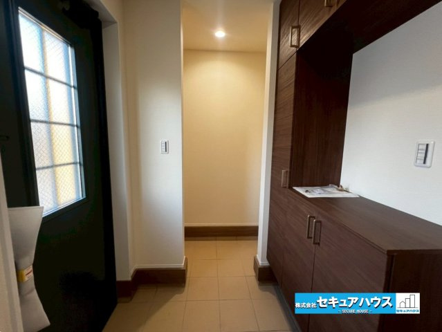 【今からご案内可能】知多市八幡字堀切 全３棟の玄関|【玄関】
◆お家に出会う人々を迎える玄関だからこそ、広々清潔感あふれる空間にしたいものです。採光・通風にも配慮された設計で毎日明るい空間をキープします♪