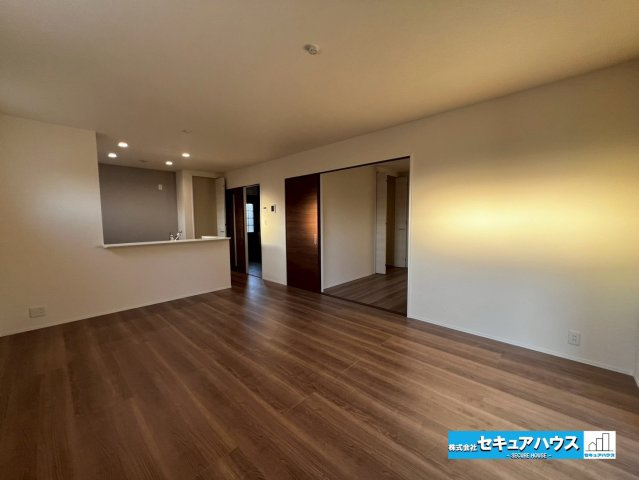 【今からご案内可能】知多市八幡字堀切 全３棟の居間・リビング|【LDK】
◆日当たりが良く温かい広々リビングは家族の団らんスペースになります。