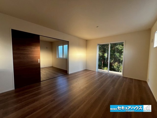 【今からご案内可能】知多市八幡字堀切 全３棟の洋室|【LDK】
◆通学から帰宅し、リビングルームで会話を楽しむ子ども達。リビングから臨む景色は太陽色に染まり、解放感溢れゆったりとしたひと時を過ごすことが出来る素敵な空間です。