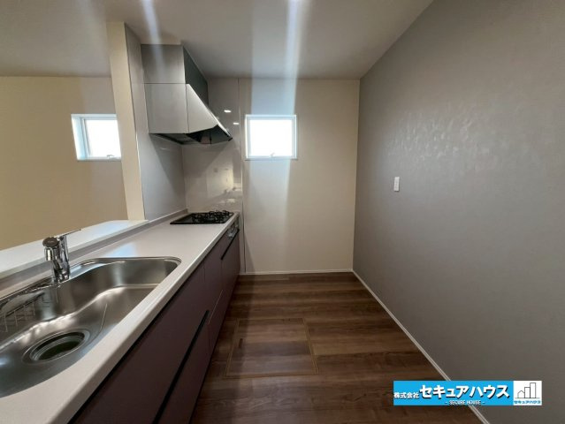 【今からご案内可能】知多市八幡字堀切 全３棟のキッチン|【キッチン】
◆広々としたキッチンスペースのため家族で並んでお料理することができます♪