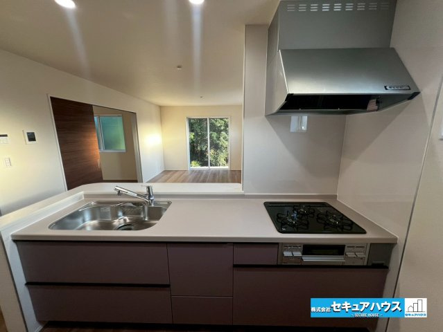 【今からご案内可能】知多市八幡字堀切 全３棟のキッチン|【キッチン】
◆同時にたくさんの料理が調理できる。「焼く・蒸す・煮る」の工程を同時進行で進めることができるので、料理を素早く作ることができます。育児でバタバタ忙しいママに嬉しい♪