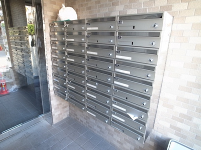 【その他共用部分】 | 新田町小川マンション | 集合ポストはオートロックの外側に！