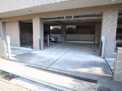 【駐車場】 | 新田町小川マンション | 屋根付き駐車場がお車に優しい♪