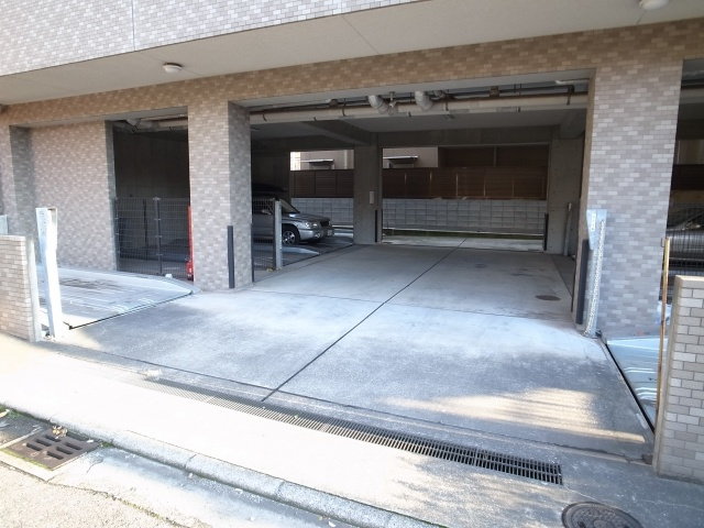 【駐車場】 | 新田町小川マンション | 屋根付き駐車場がお車に優しい♪