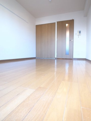 【居間・リビング】 | 新田町小川マンション | やっぱり現代人はフローリングですよね！