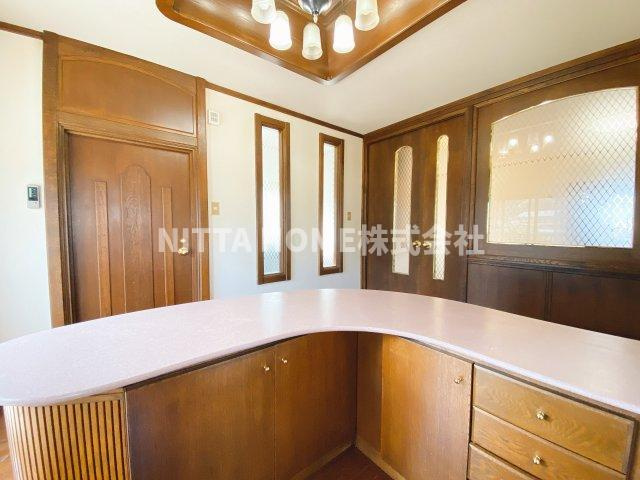 山田邸 石生貸家の内装|カウンターには収納棚もあり♪