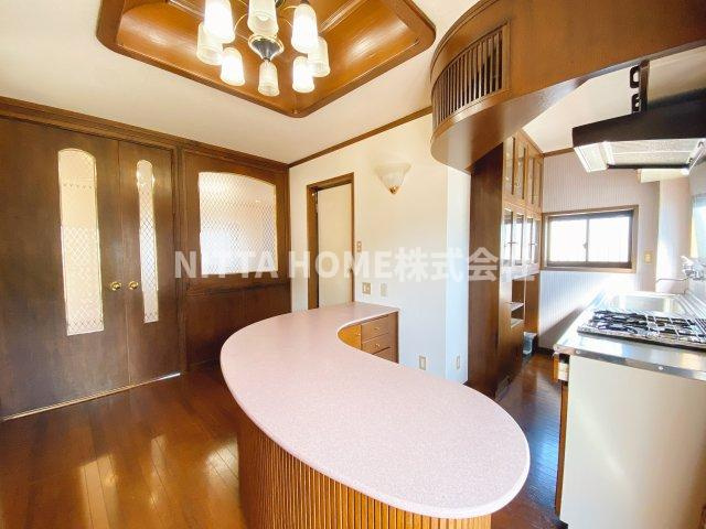 山田邸 石生貸家の居間・リビング|カウンターがオシャレなリビング◎