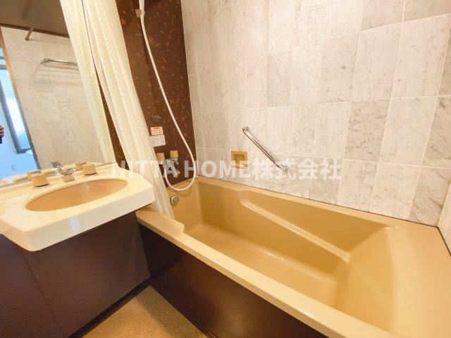 山田邸 石生貸家の浴室|足を伸ばせる浴槽です★