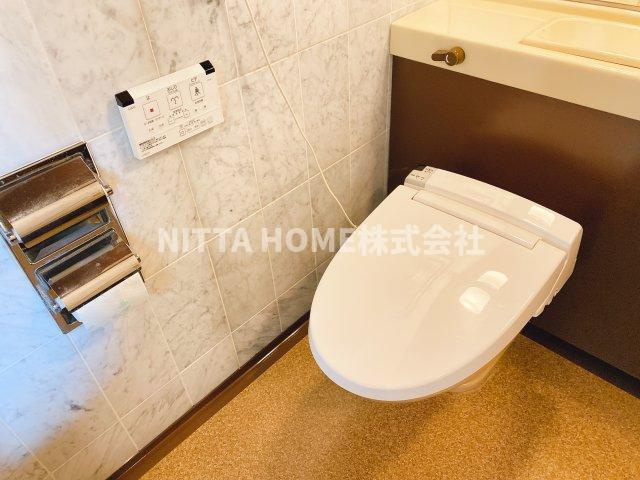 山田邸 石生貸家のトイレ|タンクレストイレにはウォシュレットあり♪