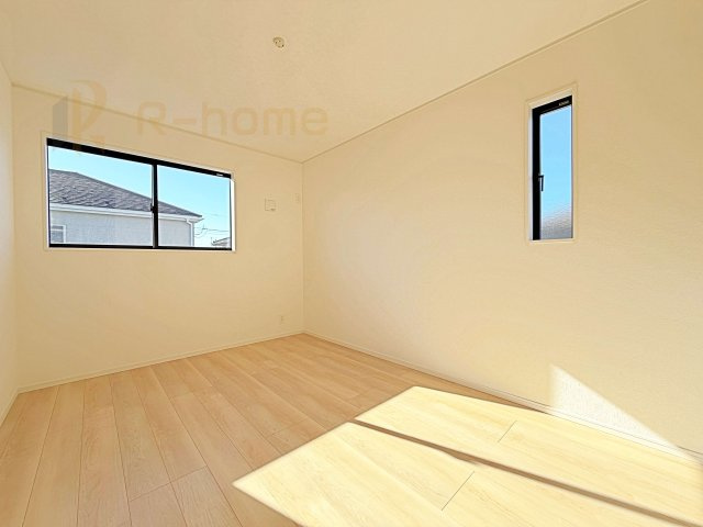 古河市小堤第3　新築戸建て　2号棟の洋室|2面窓の風通しの良い洋室です♪差し込む暖かな陽当たりで、室内がくつろげる空間に早変わりです♪
