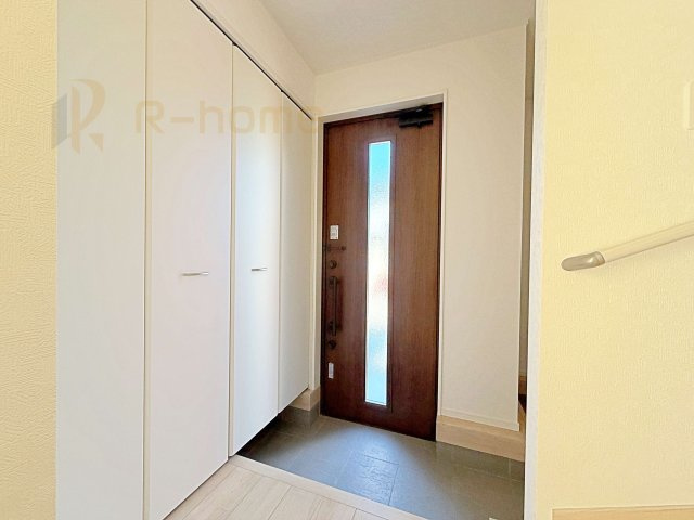 古河市小堤第3　新築戸建て　2号棟の玄関|気持ちよくご家族やゲストを送迎できる穏やかな雰囲気の玄関♪大きな下駄箱で玄関廻りスッキリ♪