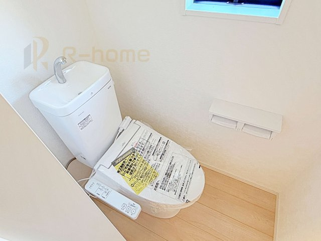 古河市小堤第3　新築戸建て　2号棟のトイレ|温水洗浄便座付きのトイレ。
トイレが２ヵ所設置で朝の忙しい時間でも安心です。