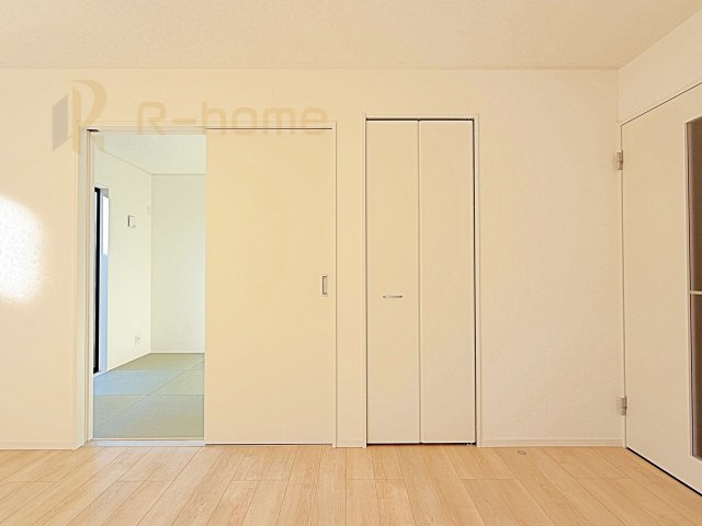 古河市小堤第3　新築戸建て　2号棟の収納|掃除道具などの収納に便利なリビングクローゼット♪