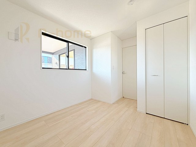 古河市小堤第3　新築戸建て　2号棟の洋室|お部屋のサッシにはペアガラスを採用、高い断熱性による省エネと結露対策に有効です♪