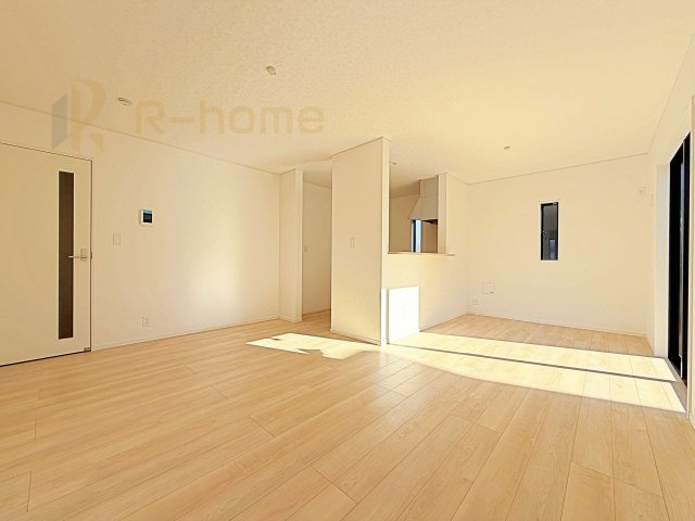 古河市小堤第3　新築戸建て　2号棟の居間・リビング|広くて明るいＬＤＫ♪ ゆったりくつろげるリビングスペースで、ご家族皆様の笑顔が溢れます。