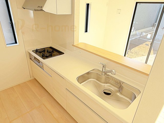 古河市小堤第3　新築戸建て　2号棟のキッチン|料理をしながら家族とコミュニケーションが取れる対面式システムキッチン。