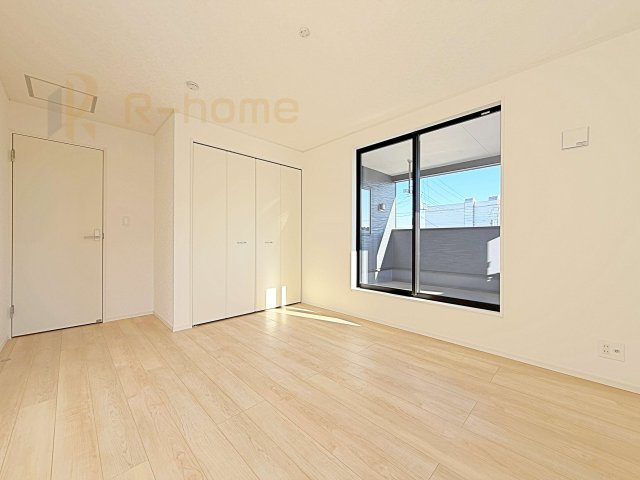 古河市小堤第3　新築戸建て　2号棟の洋室|どんな部屋家具も合わせやすいシンプルな洋室！
たっぷりの日差しと心地よい風が舞い込む住まい♪