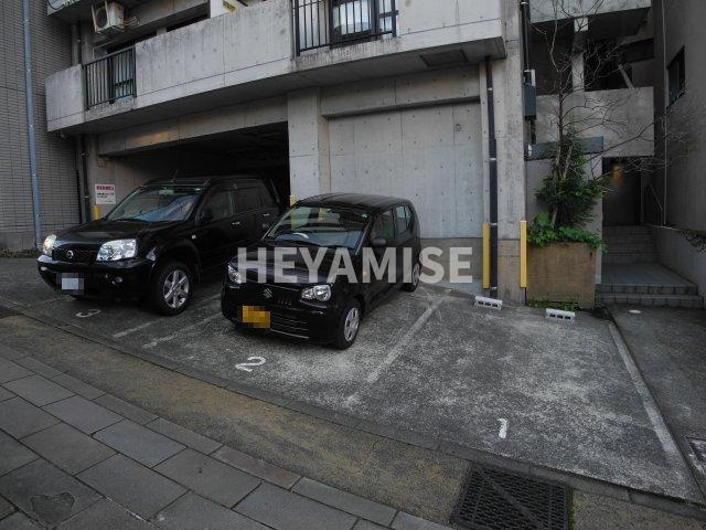クオーレ中川の駐車場