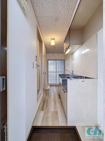 ファミーユ平和島 203号室の玄関