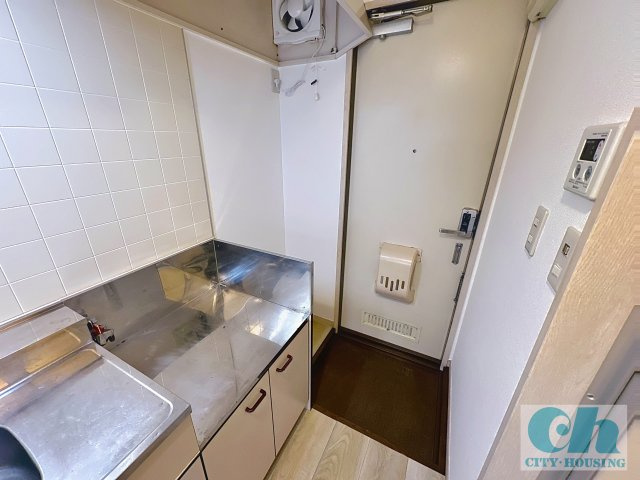 ファミーユ平和島 203号室の玄関