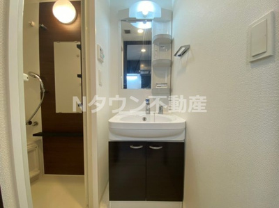 【独立洗面台】 | エステムコート名古屋金山ミッドクロス | 独立洗面台、小物を置くことができて便利です