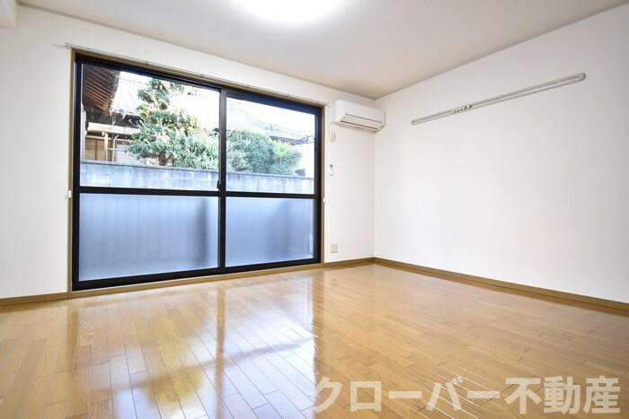 バークリィーハイツの居間・リビング|洋室１０帖