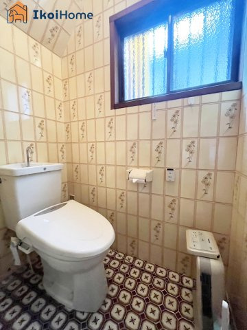 明石市材木町　中古戸建のトイレ|●年中無休：当日予約可●オプションでより一層フローリング強くする10年保証のコーティングもご用意