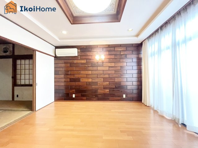 明石市材木町　中古戸建の居間・リビング|●年中無休：当日予約可●全室6帖以上居室が5部屋あります。用途によって部屋を分けることができ便利です