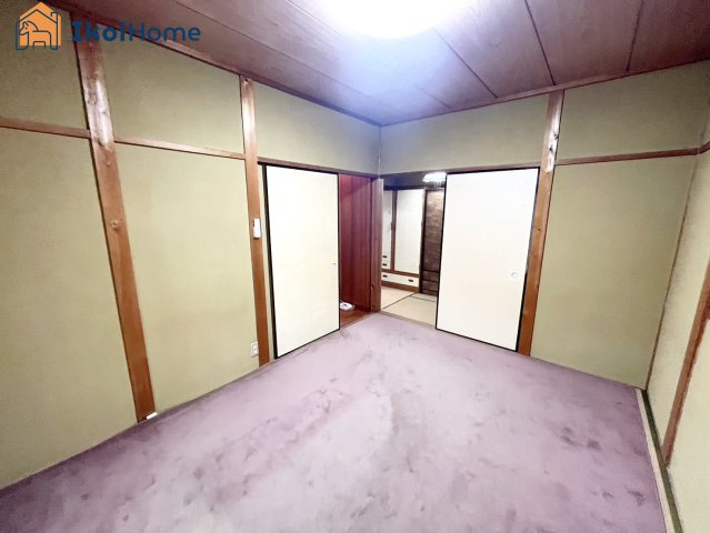 明石市材木町　中古戸建の寝室|●年中無休：当日予約可●和室6帖です。収納も充実し、２面採光で明るいです。大きな押入れも魅力です。