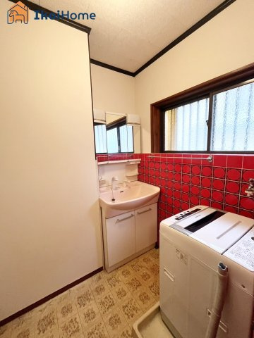 明石市材木町　中古戸建の洗面所|●年中無休：当日予約可●洗濯パン付きでそのままご使用いただけます。