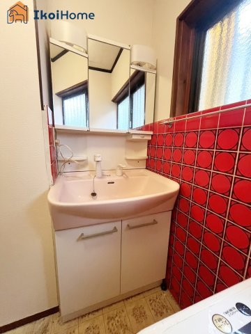明石市材木町　中古戸建の洗面所|●年中無休：当日予約可●洗面台はお化粧をする時に便利な３面鏡。ワイドシンクでゆったり作られています。