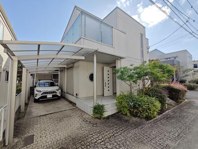 北原貸家の駐車場|カーポート付きの駐車スペースもあります♪