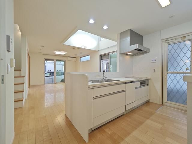 北原貸家のキッチン|3口IH・グリル付のシステムキッチンです♪