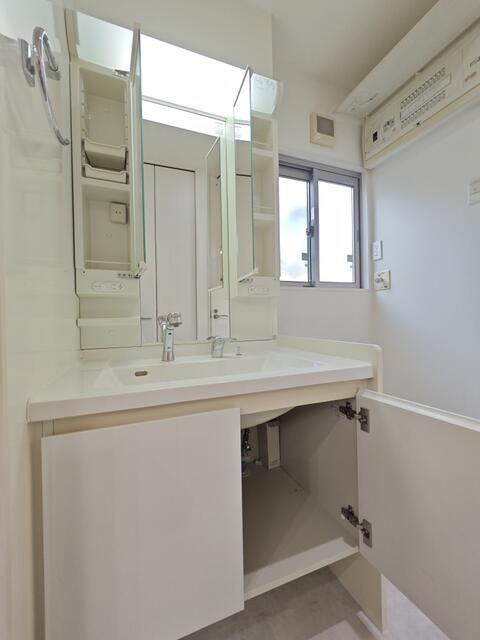 北原貸家の洗面所|明るい洗面所です★