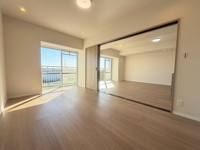 パークフィールドみさとテラ・ウエスト5街区2号館の居間・リビング|バルコニーに面した明るい洋室7.1帖