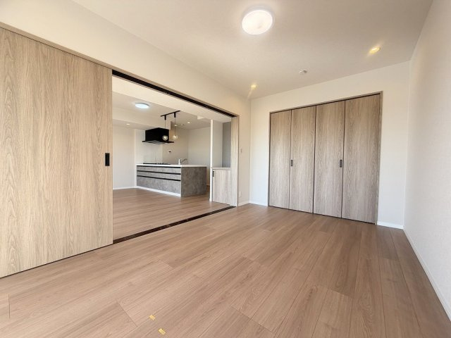 パークフィールドみさとテラ・ウエスト5街区2号館の洋室|子供の遊びスペースとしても活用できるリビング横の洋室7.1帖