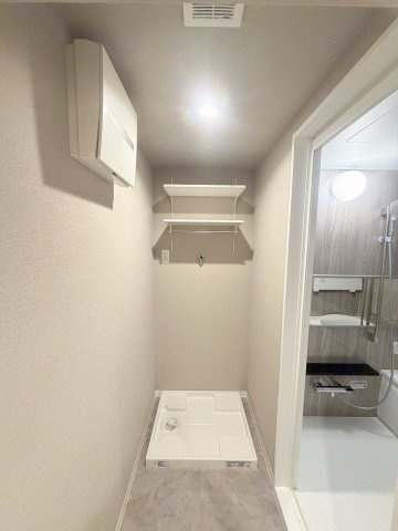 パークフィールドみさとテラ・ウエスト5街区2号館のランドリースペース|ランドリーラック付きの室内洗濯機置き場