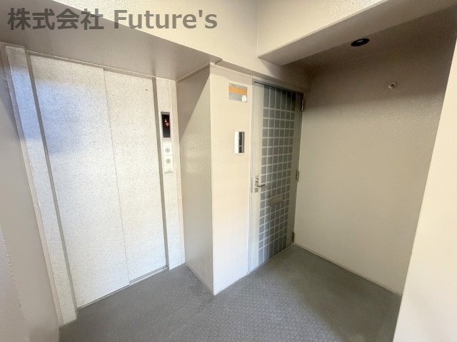 パークフィールドみさとテラ・ウエスト5街区2号館のエントランス|エレベーター横のお部屋です