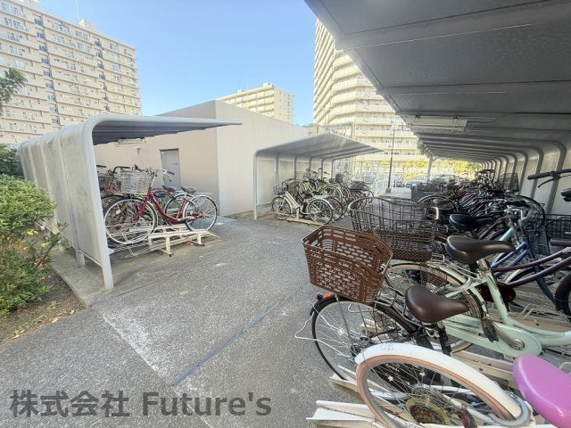 パークフィールドみさとテラ・ウエスト5街区2号館の駐車場|屋根付き駐輪場完備。（要空き・料金確認）