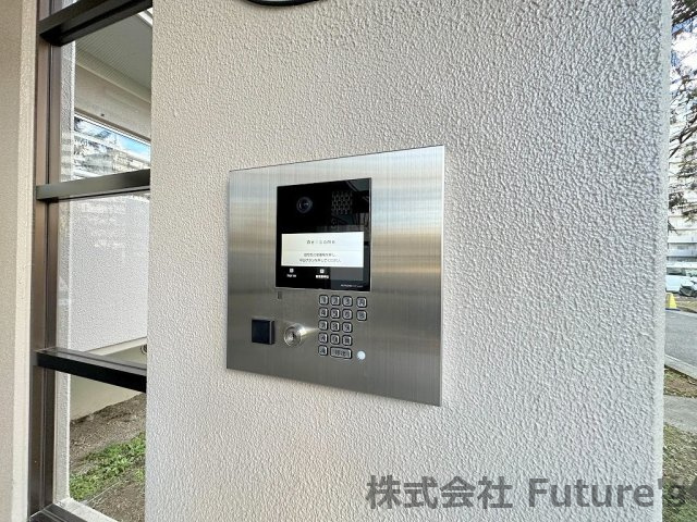 パークフィールドみさとテラ・ウエスト5街区2号館の防犯設備|防犯面も安心のオートロック完備のエントランスです。