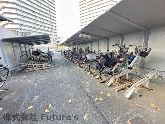 パークフィールドみさとテラ・ウエスト5街区2号館の駐輪場|屋根付き駐輪場完備。（要空き・料金確認）