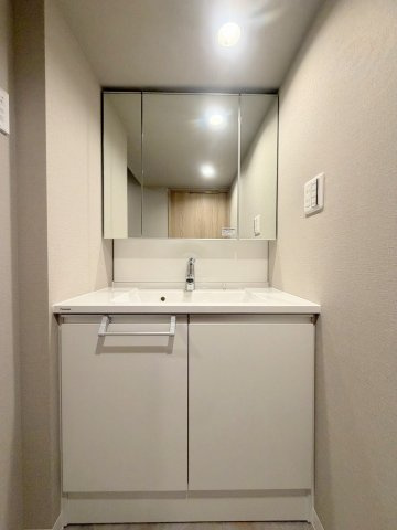 パークフィールドみさとテラ・ウエスト5街区2号館の独立洗面台|三面鏡付きシャワードレッサーで朝の準備も快適