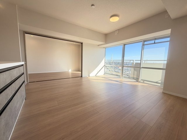 パークフィールドみさとテラ・ウエスト5街区2号館の居間・リビング|南東向きの明るいリビングです