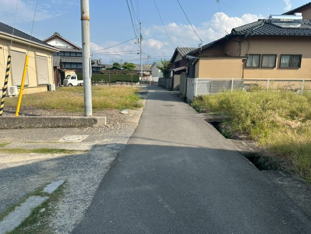 新須賀町2丁目　2区画 売土地の前面道路含む現地写真|南側 農道 東向きに撮影